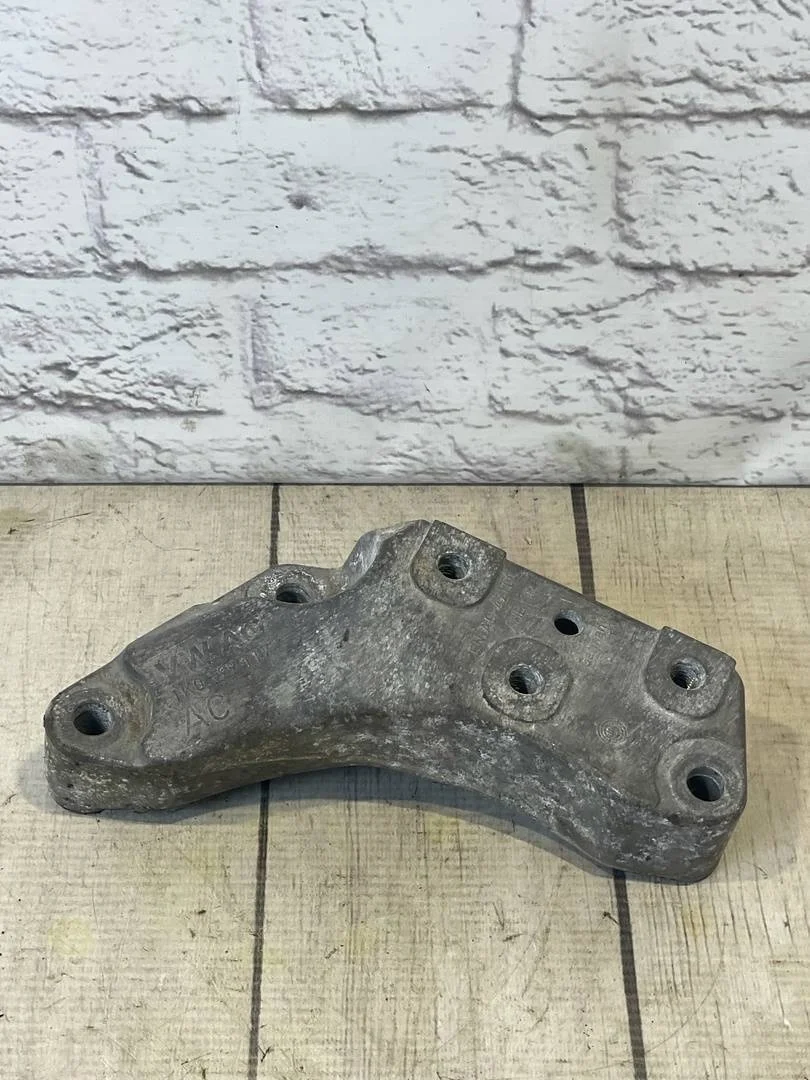 Кронштейн двигателя VW Passat 2005-2010 B6