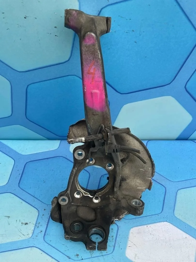 Кулак поворотный передний левый Audi Q5 2008-2012 8R