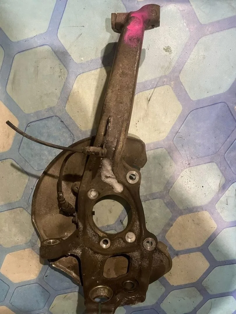 Кулак поворотный передний правый Audi Q5 2008-2012 8R