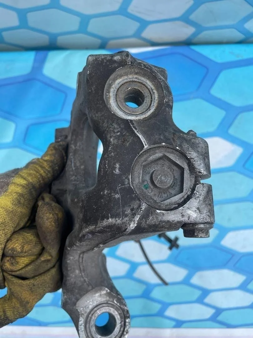 Кулак поворотный передний левый Audi Q5 2008-2012 8R