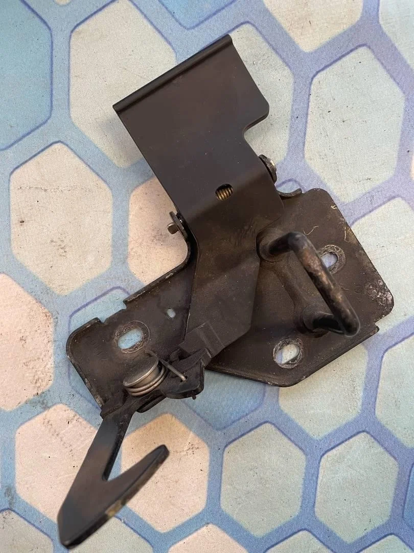 Крючок капота Audi Q7 2005-2015 4L