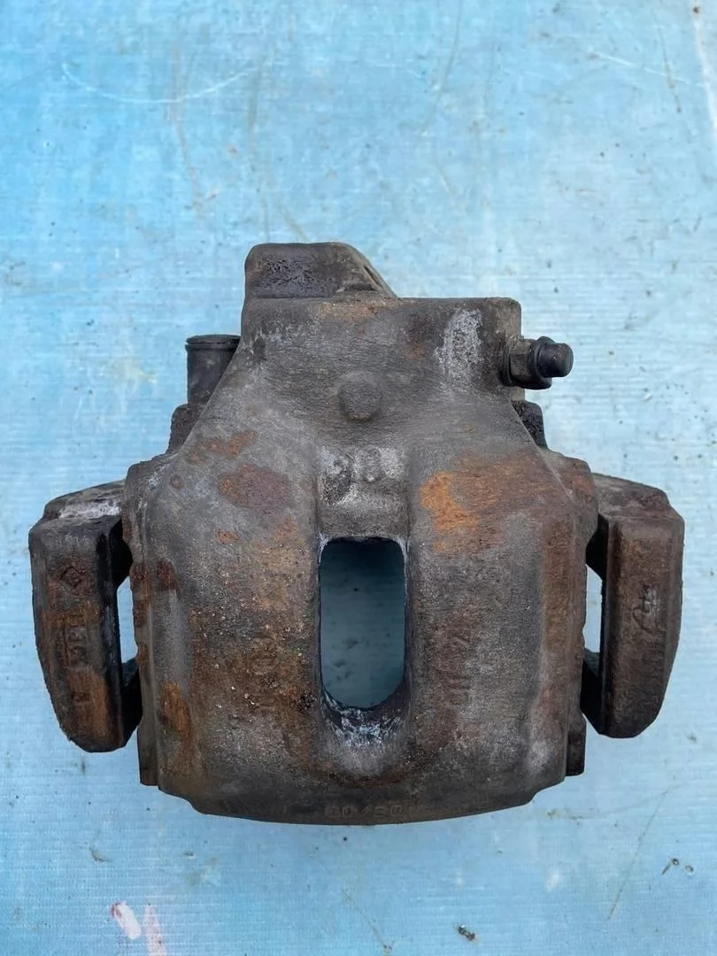 Суппорт передний правый Land Rover Range 3 2005-2010 L322