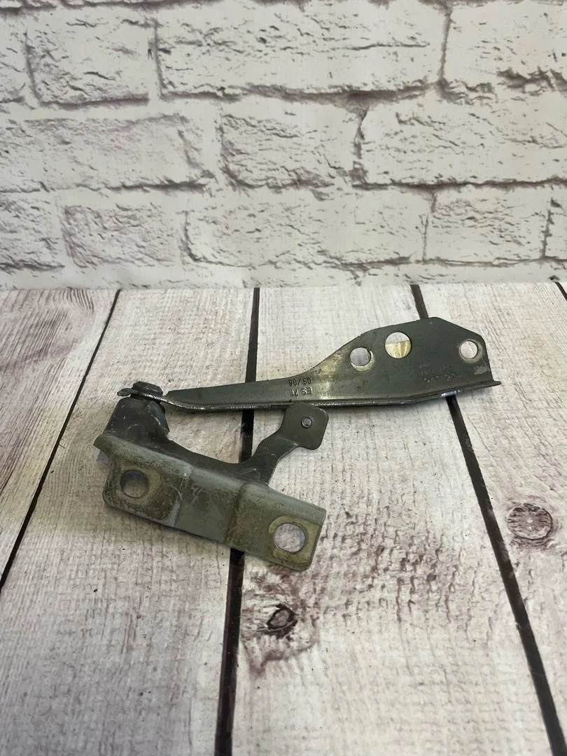 Петля капота левая Volvo S40 2004-2012