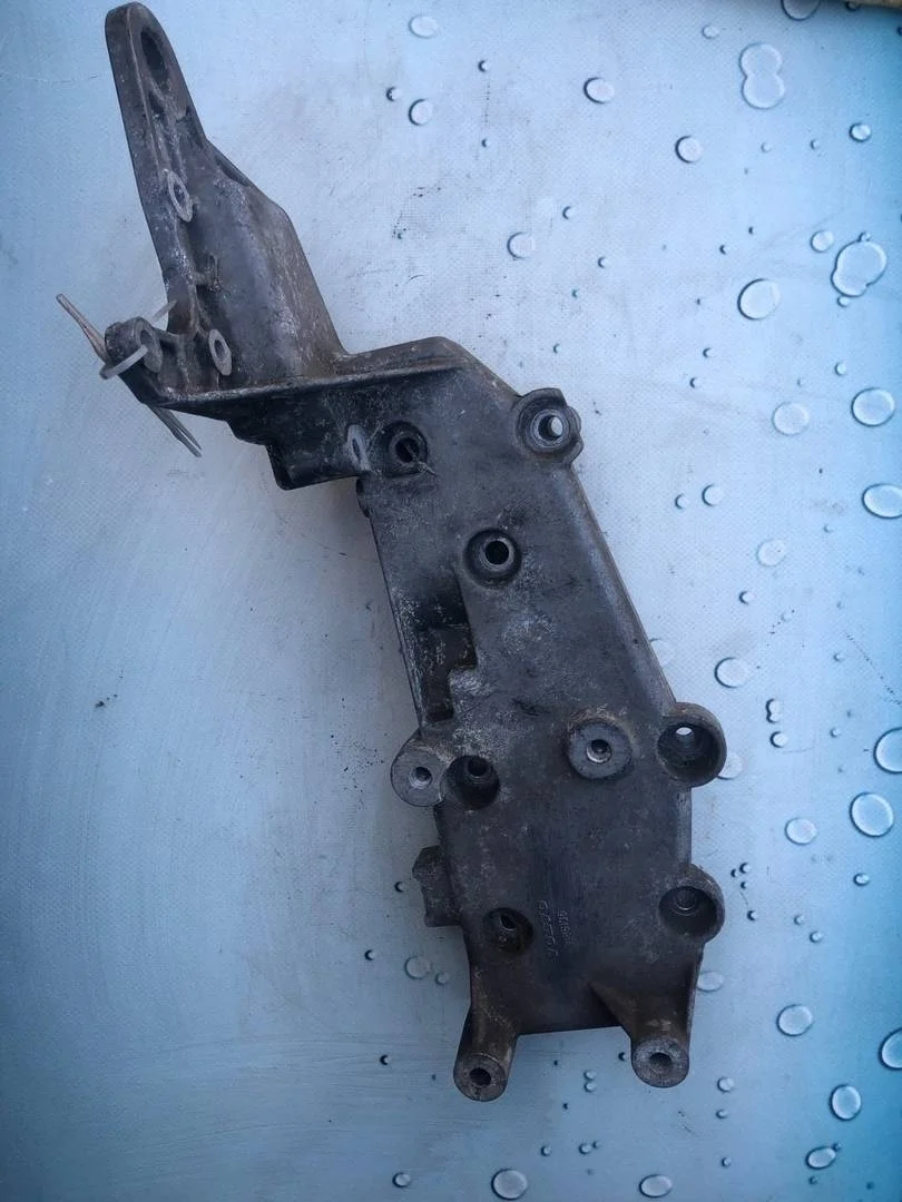 Кронштейн компрессора кондиционера Volvo S70 1997-2001