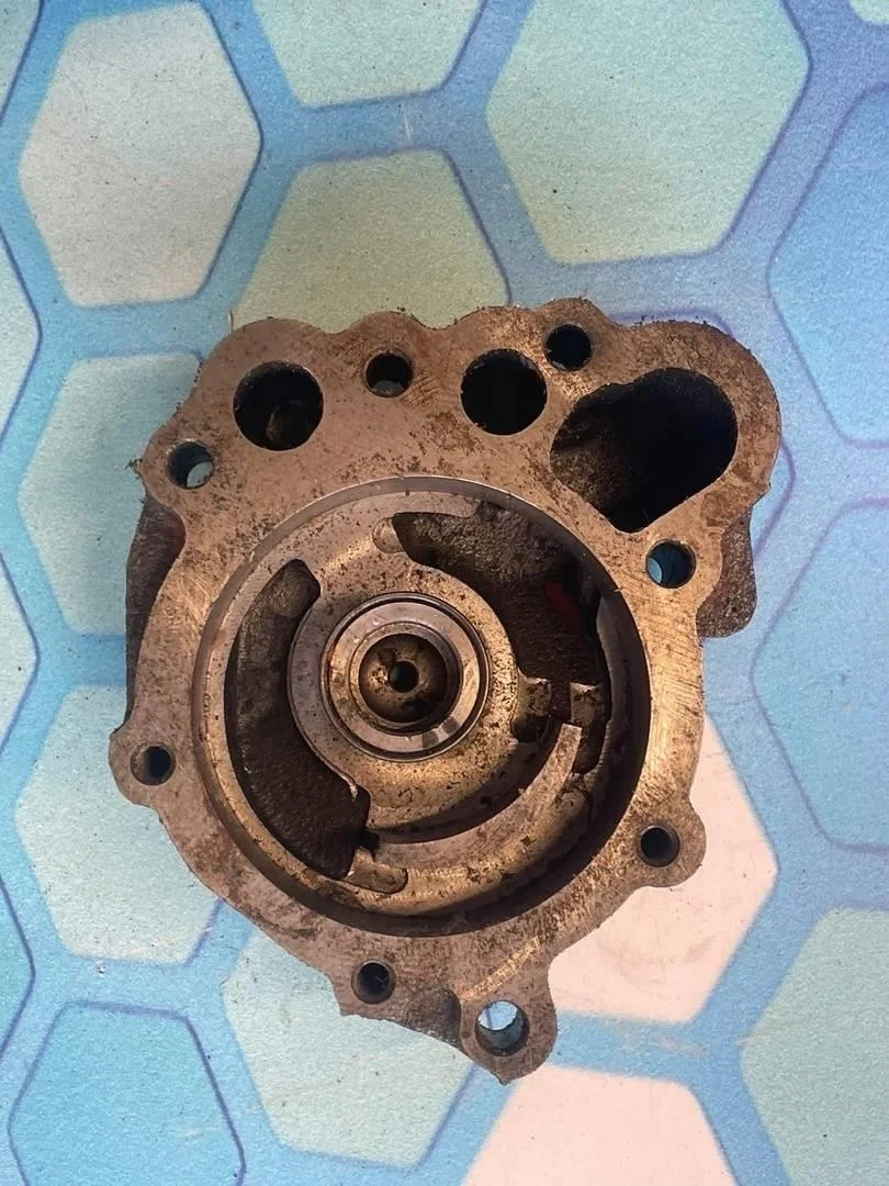 Крышка масляного насоса Skoda Superb 2 2008-2015