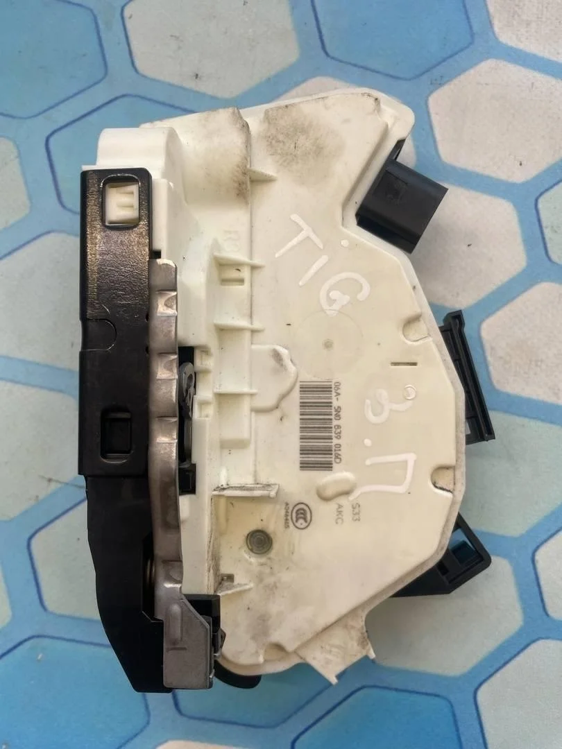 Замок двери задней правой VW Tiguan 1 2007-2011