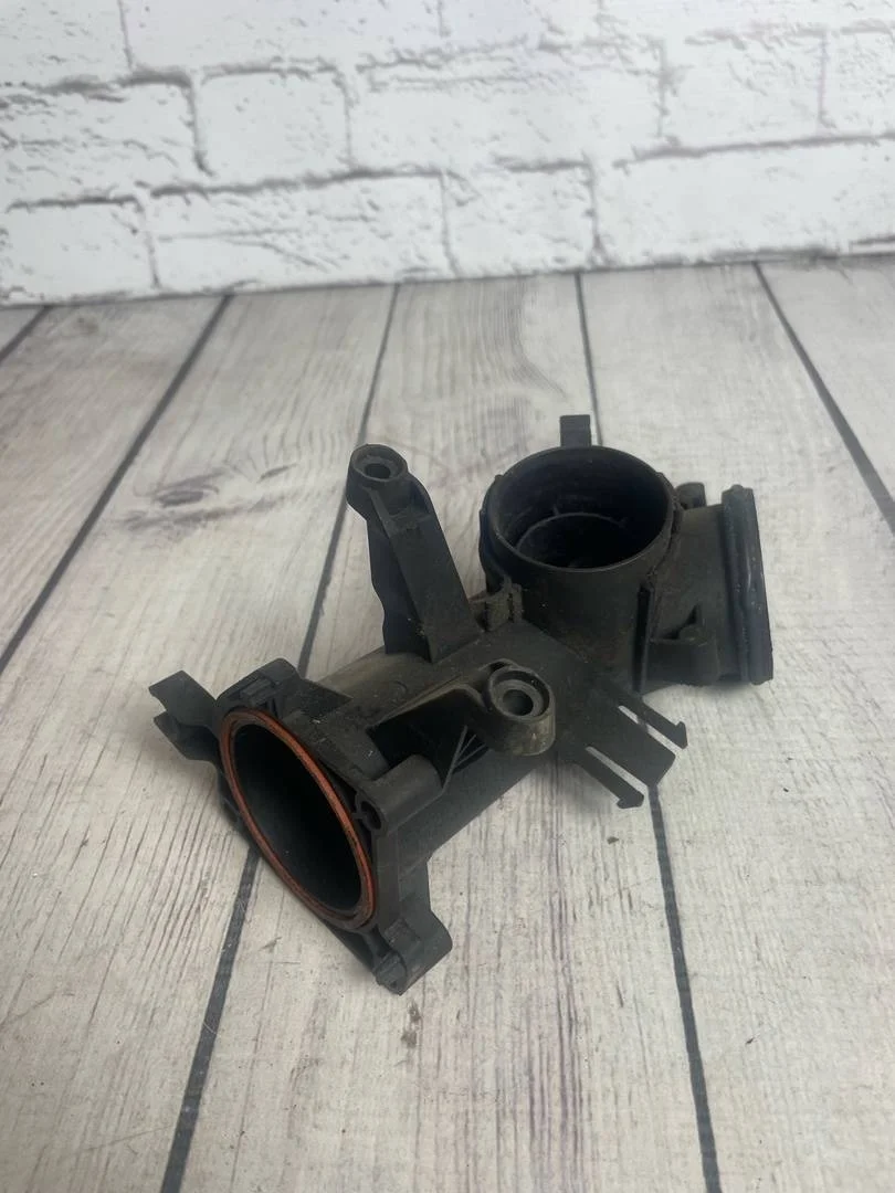 Патрубок корпуса дроссельной заслонка VW Tiguan 1 2007-2011