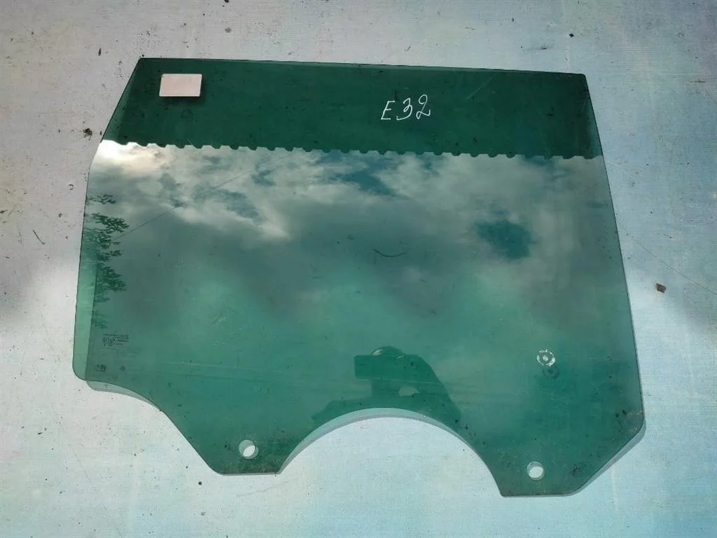 Стекло двери заднее правое универсал VW Touareg 1 2002-2007