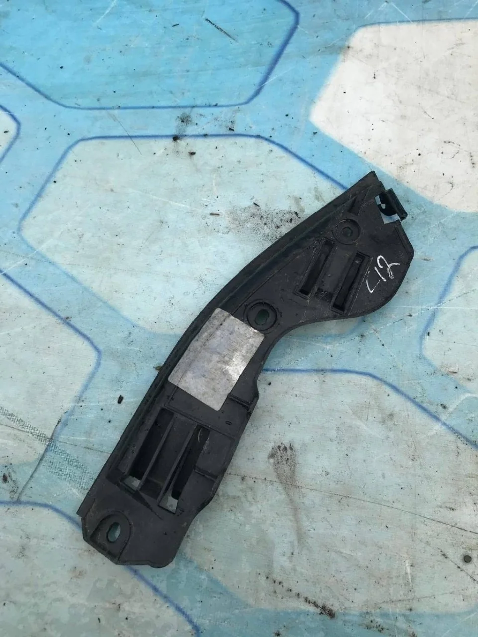 Направляющая бампера задняя левая VW Touareg 1 2002-2007