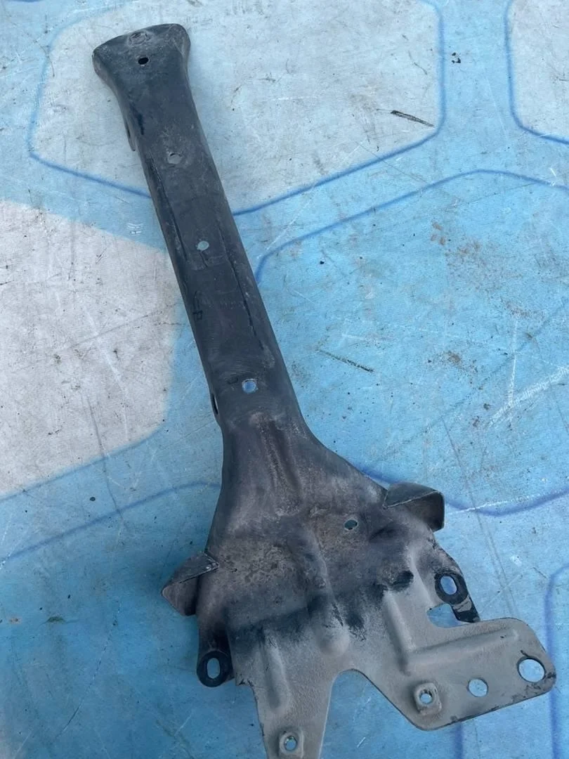 Кронштейн замка капота VW Touareg 1 2002-2007