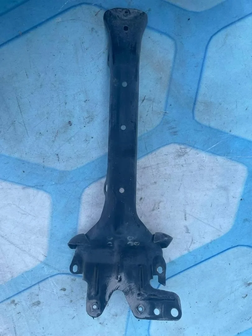 Кронштейн замка капота VW Touareg 1 2002-2007