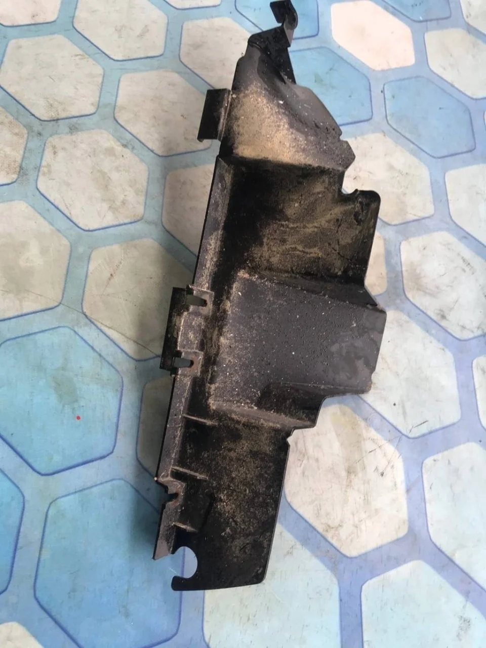 Воздуховод радиатора левый VW Touareg 1 2002-2007