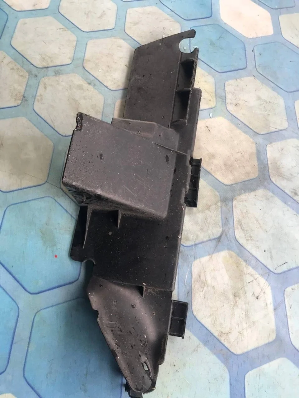 Воздуховод радиатора правый VW Touareg 1 2002-2007