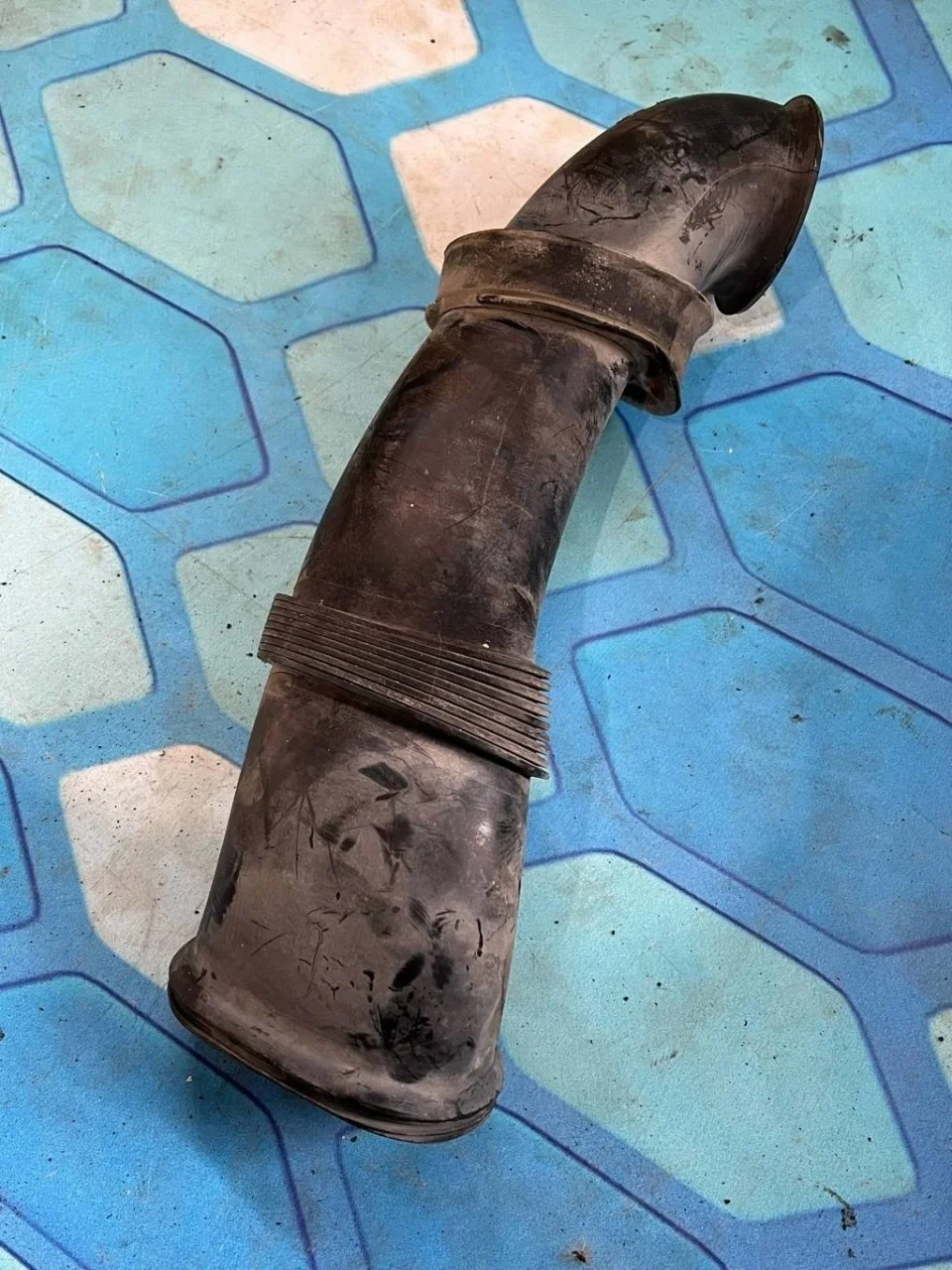 Патрубок воздушного фильтра VW Touareg 1 2002-2007