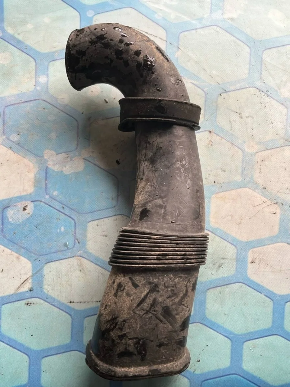 Патрубок воздушного фильтра VW Touareg 1 2002-2007