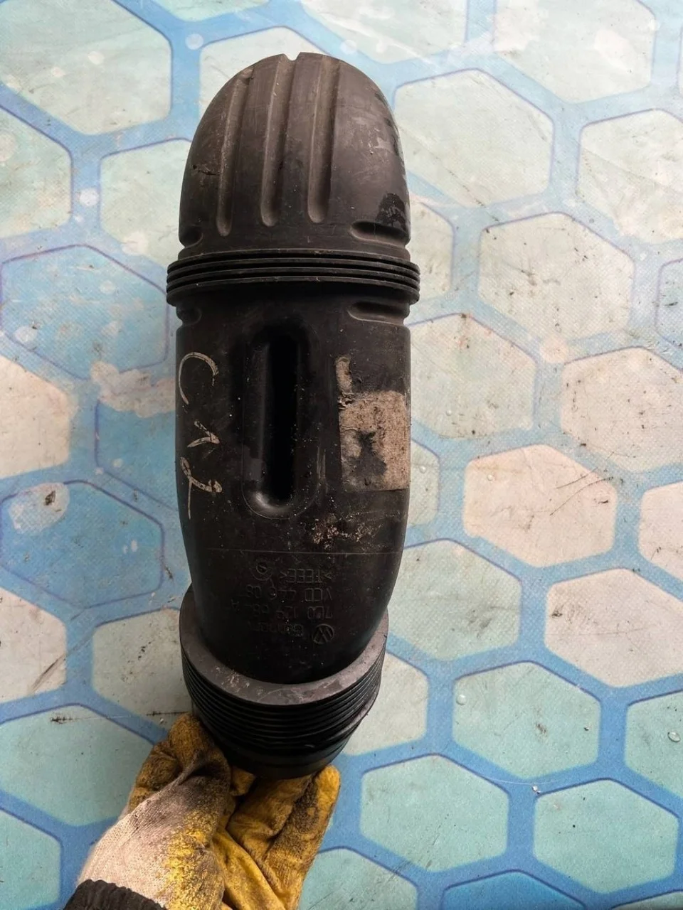 Патрубок воздушного фильтра VW Touareg 1 2002-2007