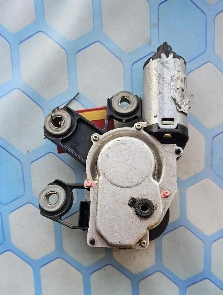 Моторчик стеклоочистителя задний VW Touareg 1 2002-2007