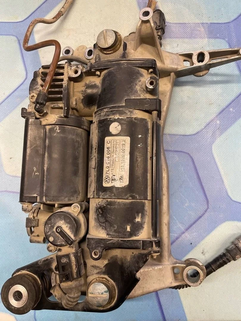 Компрессор пневмоподвески VW Touareg 1 2002-2007