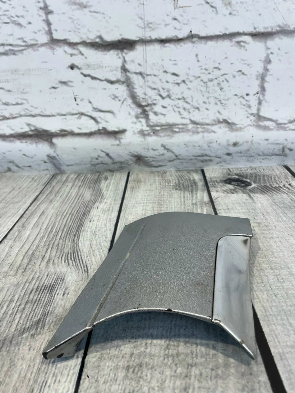 Молдинг переднего левого крыла VW Touareg 1 2002-2007