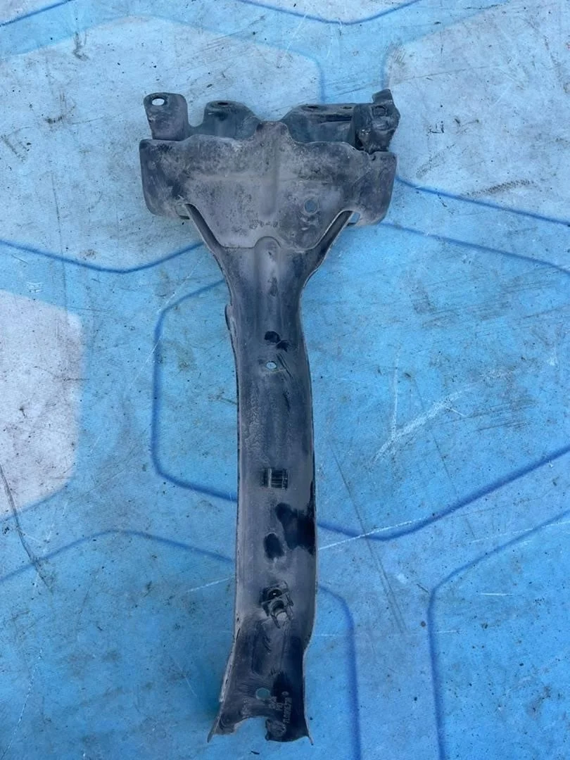 Кронштейн замка капота VW Touareg 1 2007-2010