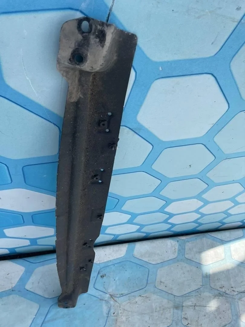 Кронштейн панели радиатора нижний VW Touareg 1 2007-2010