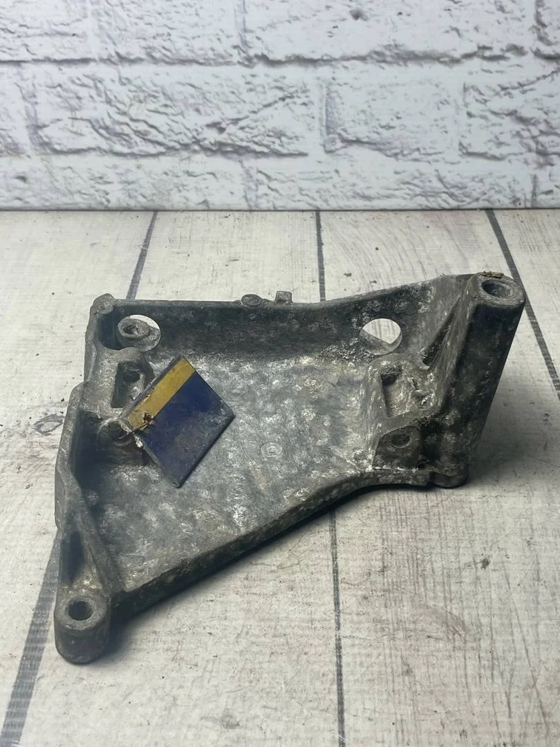 Кронштейн генератора VW Touareg 1 2007-2010