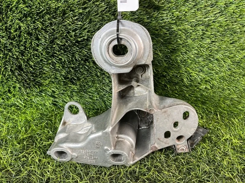 Кронштейн двигателя Audi A6 1998 4B0199352A C5 AGA 2.4, правый