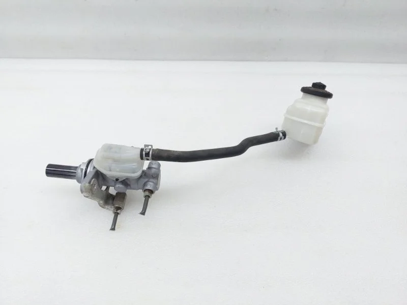 Главный тормозной цилиндр Toyota Highlander 2014 XU50