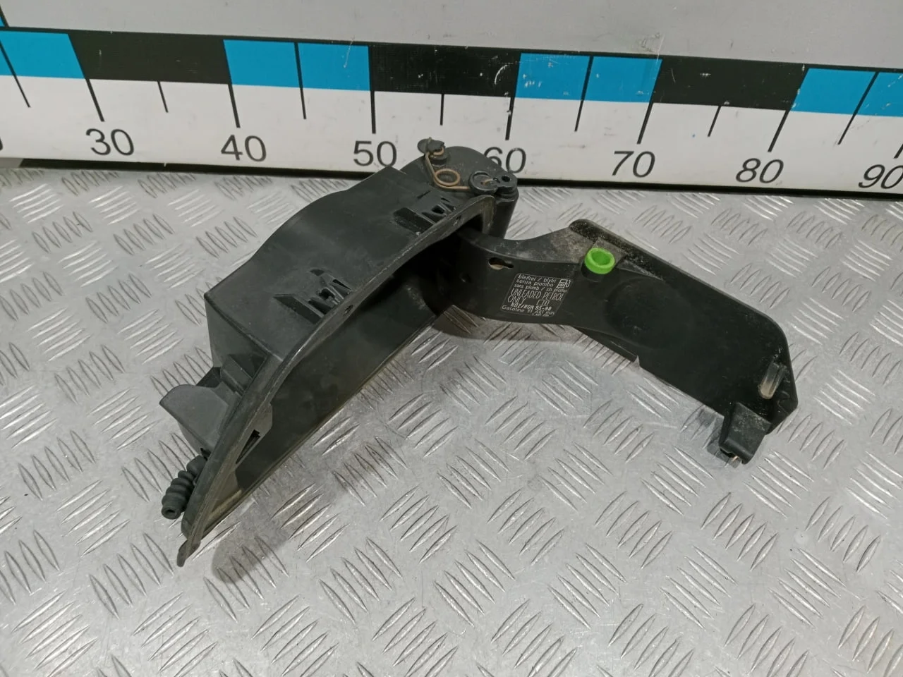 [Б/У] Кронштейн лючка бензобака - Скол на одном фиксаторе [ХОРОШЕЕ] [Код: 00664774 ]