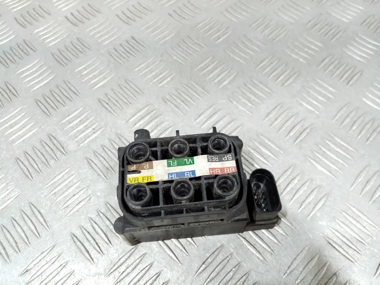 [Б/У] Блок клапанов пневмоподвески [Код: 00662932 ]