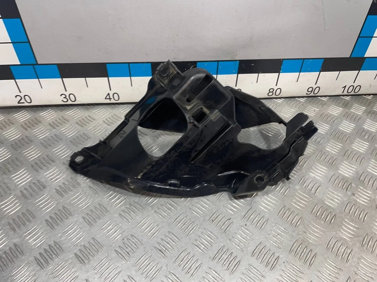 [Б/У] Кронштейн Крепления левой фары [Код: 00665750 ]