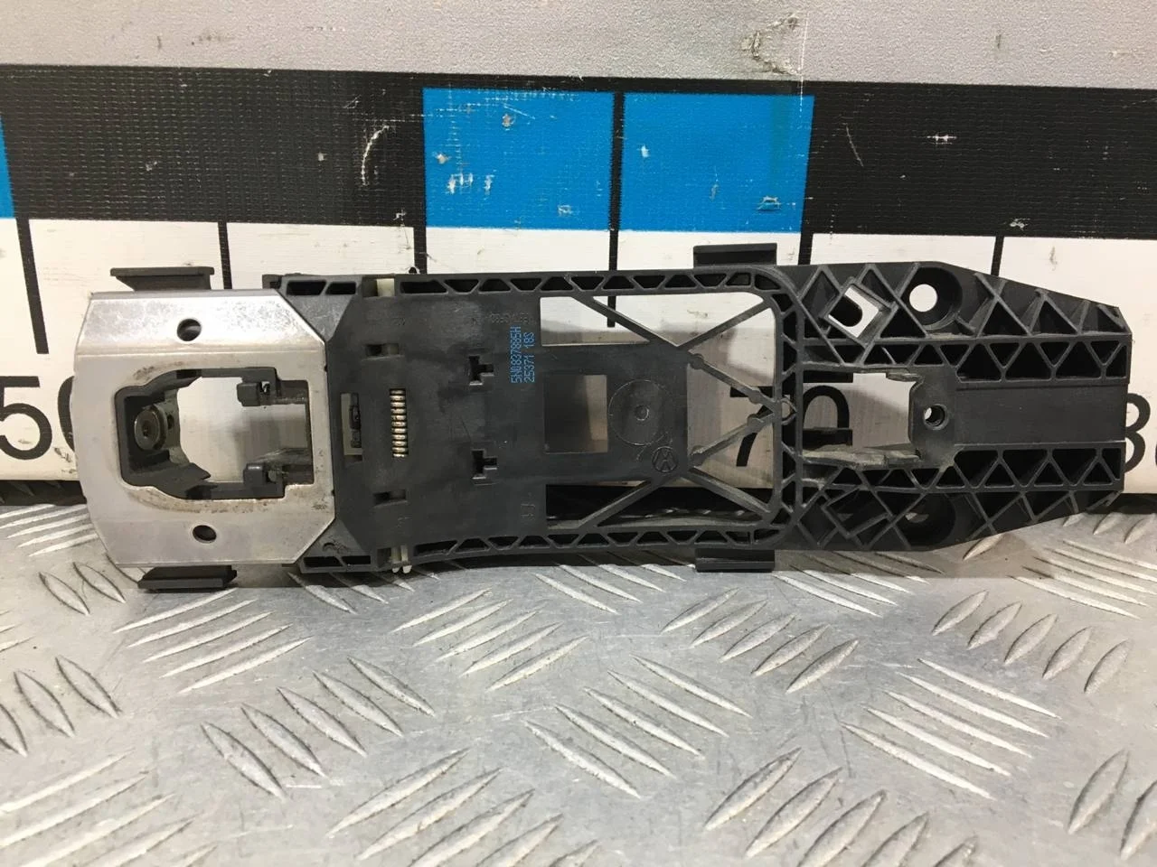 [Б/У] Кронштейн ручки передней левой двери VAG [Код: 00665998 ]