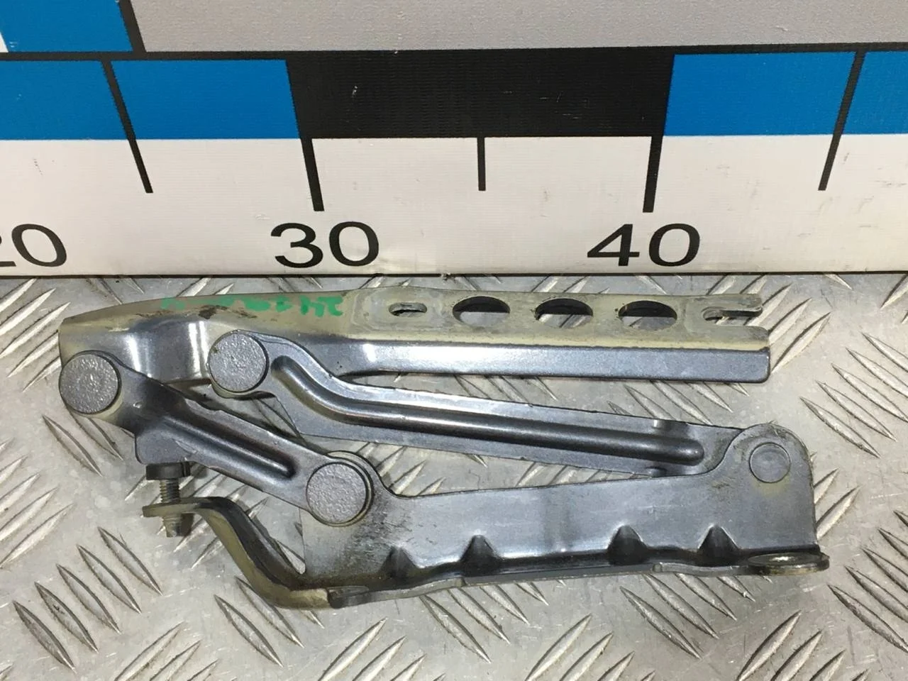 [Б/У] Петля капота правая Skoda Fabia Roomster - (Состояние: пробег 82т) [Код: 00666700 ]