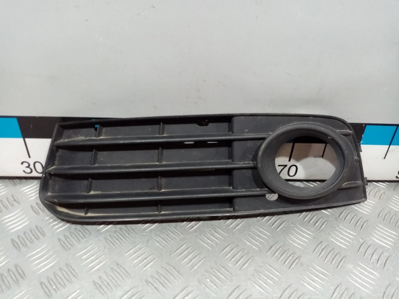 [Б/У] Решетка нижняя в бампер левая A4 B8 [Код: 00664736 ]