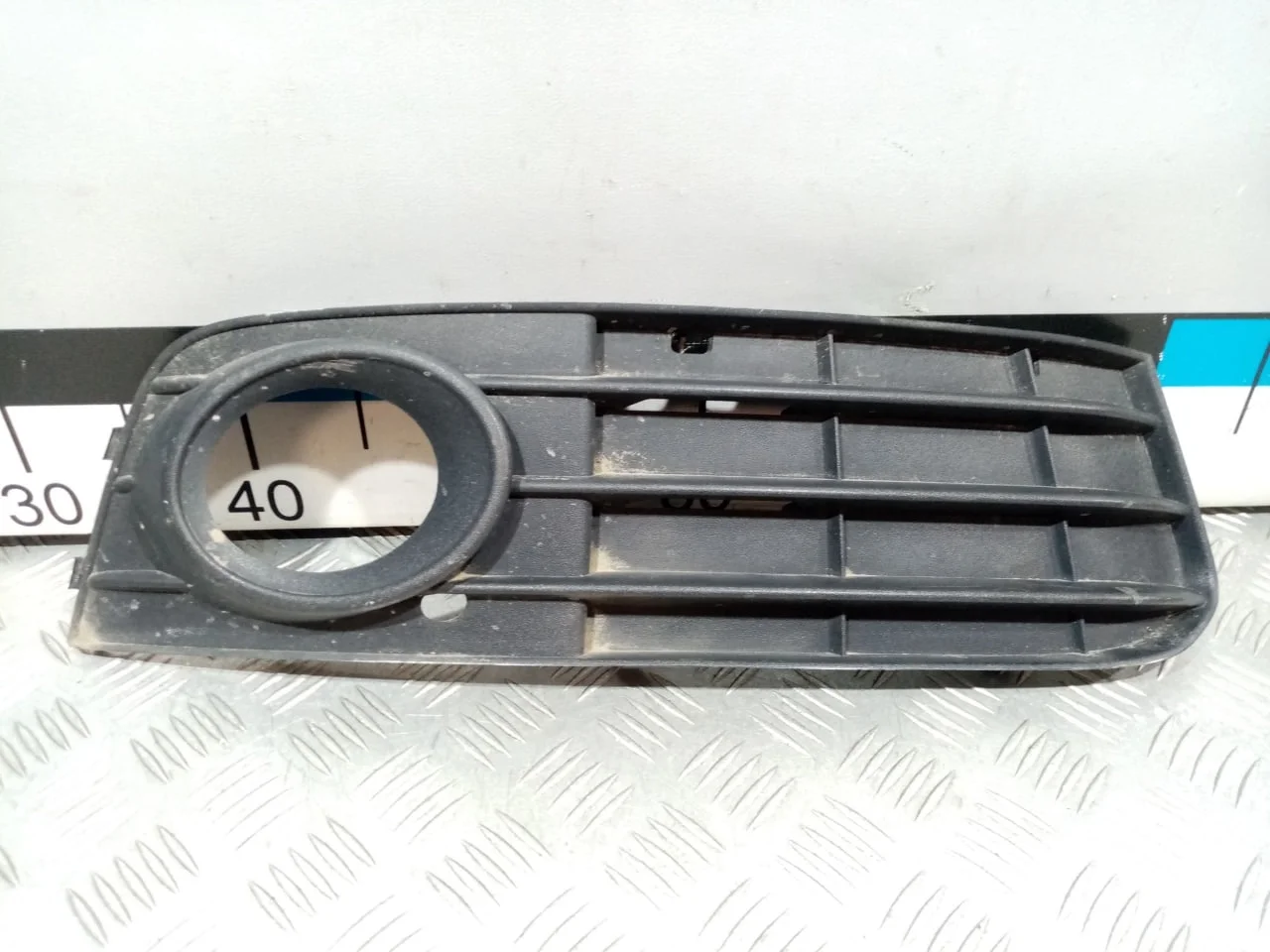 [Б/У] Решетка нижняя в бампер правая A4 B8 [Код: 00664737 ]