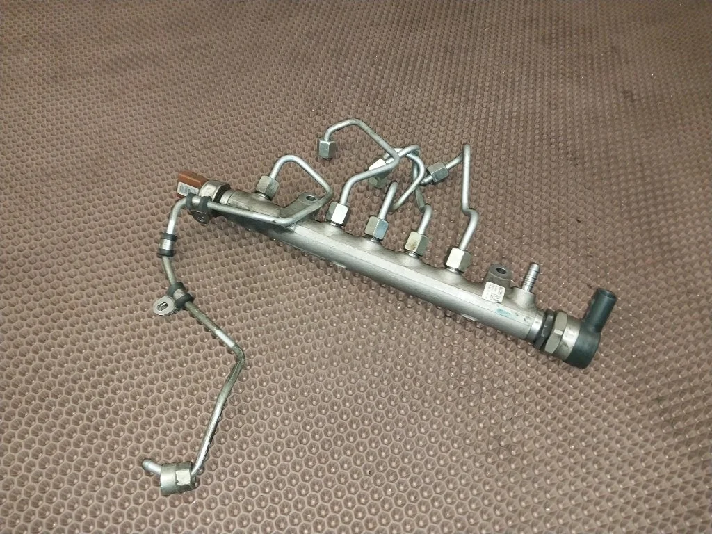 Рампа топливная с датчиком давления Volkswagen Passat CC 2010 B6