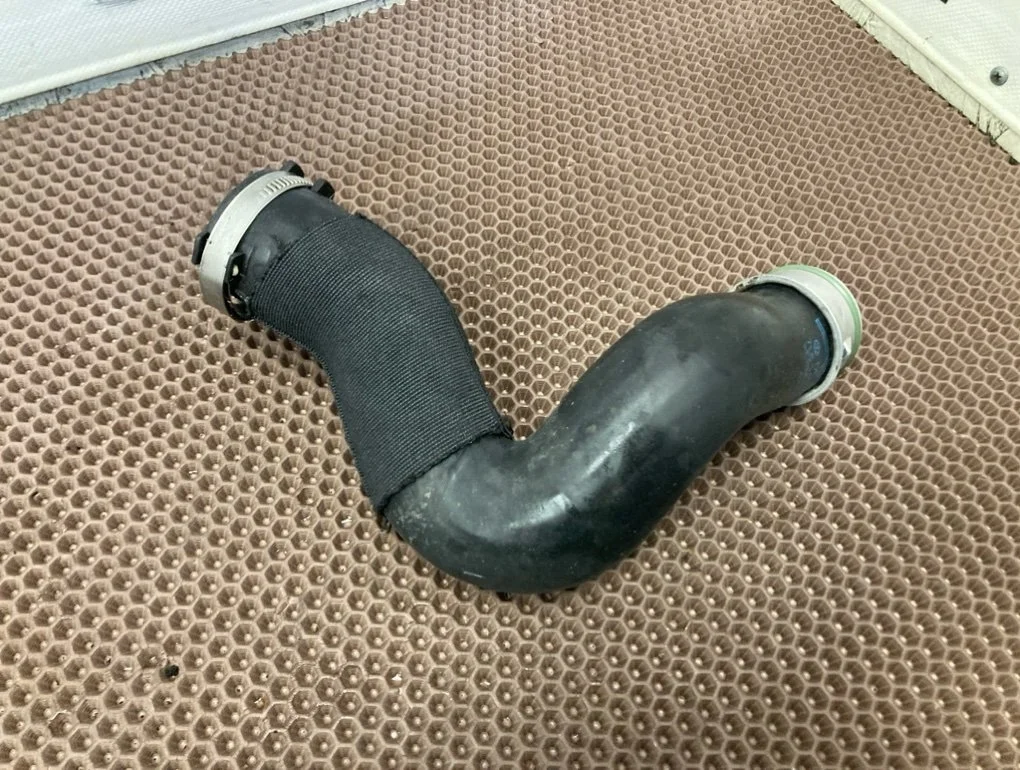 Патрубок интеркулера Audi Q7 2009 4L