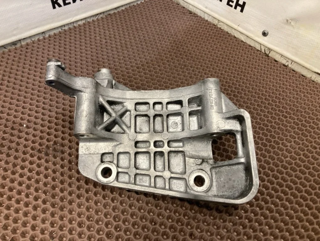 Кронштейн генератора Volkswagen Touareg 2013 7P