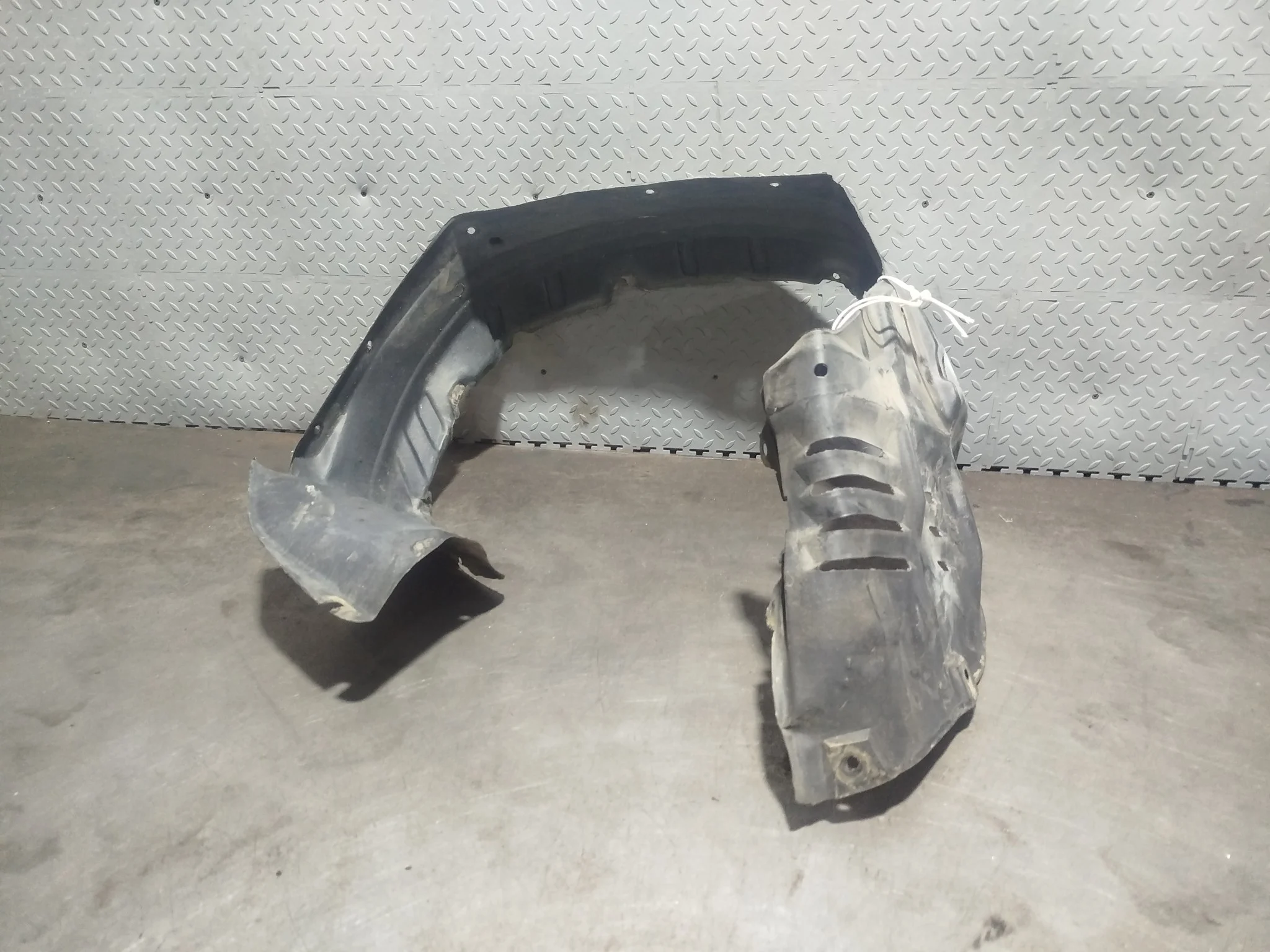 ПОДКРЫЛОК MITSUBISHI ПЕРЕД ЛЕВО MR508125