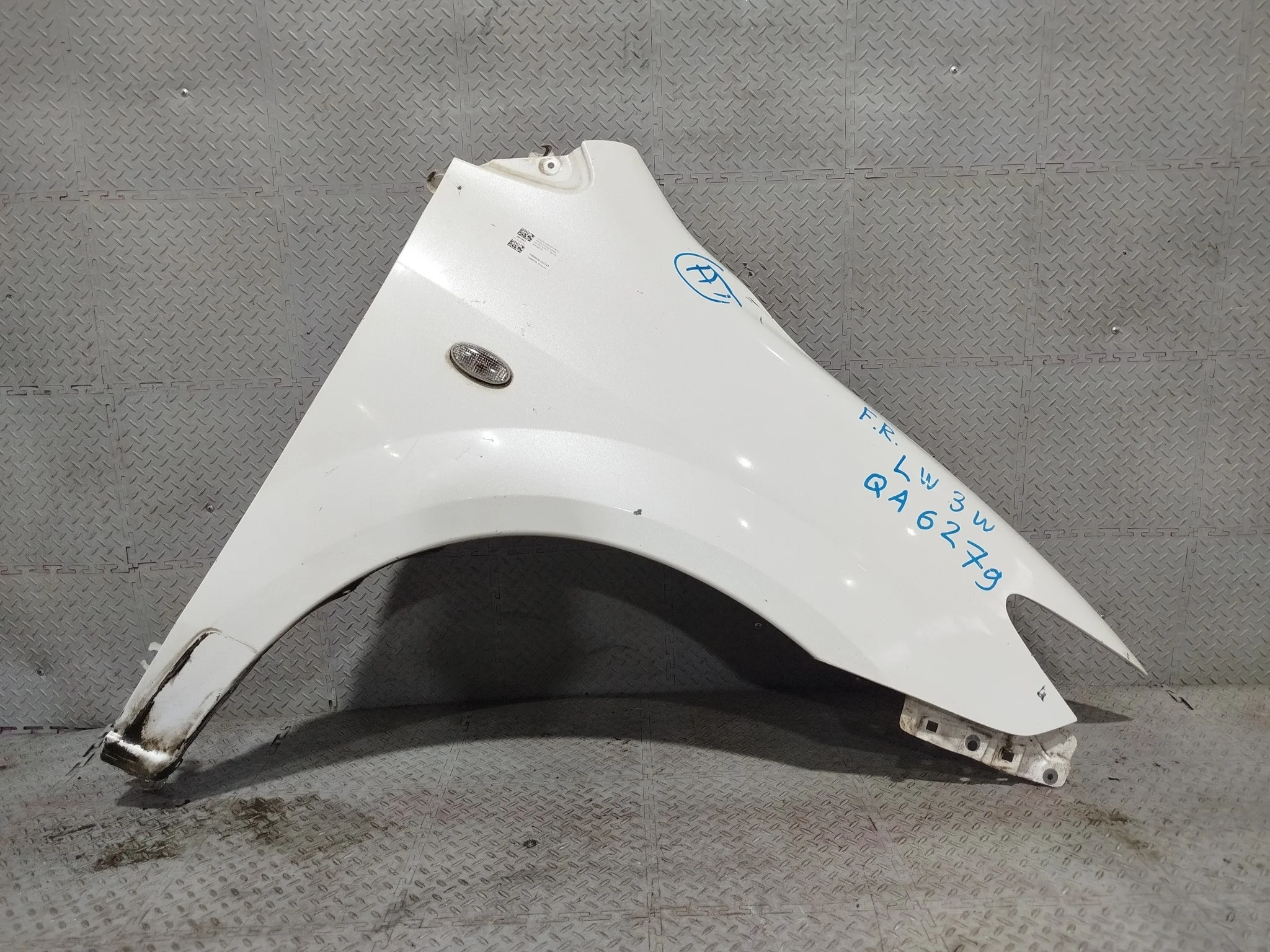 КРЫЛО MAZDA L16552111A ПЕРЕД ПРАВО белый, 25D QA6279