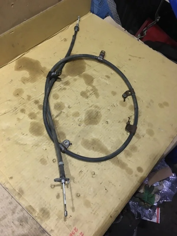 Трос стояночного тормоза правый Toyota Land Cruiser 2015 4642060090 URJ200 1VD-FTV 4.5