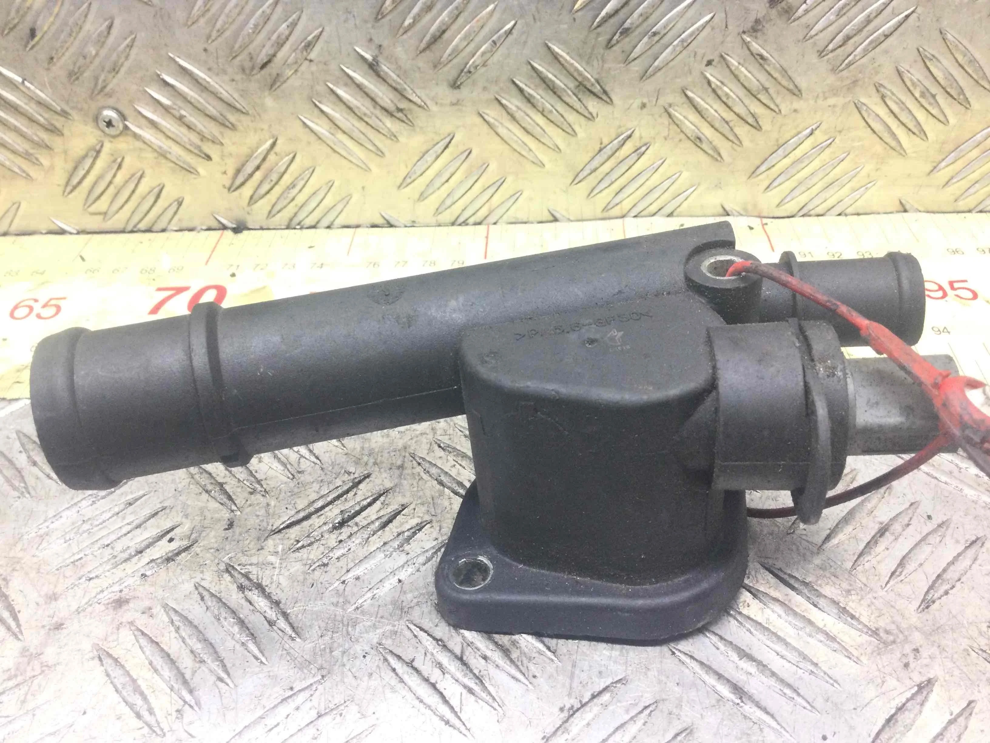 Фланец (тройник) системы охлаждения Audi A3 8P (2003-2005) дизель 2.0 TDI Механика Х/б