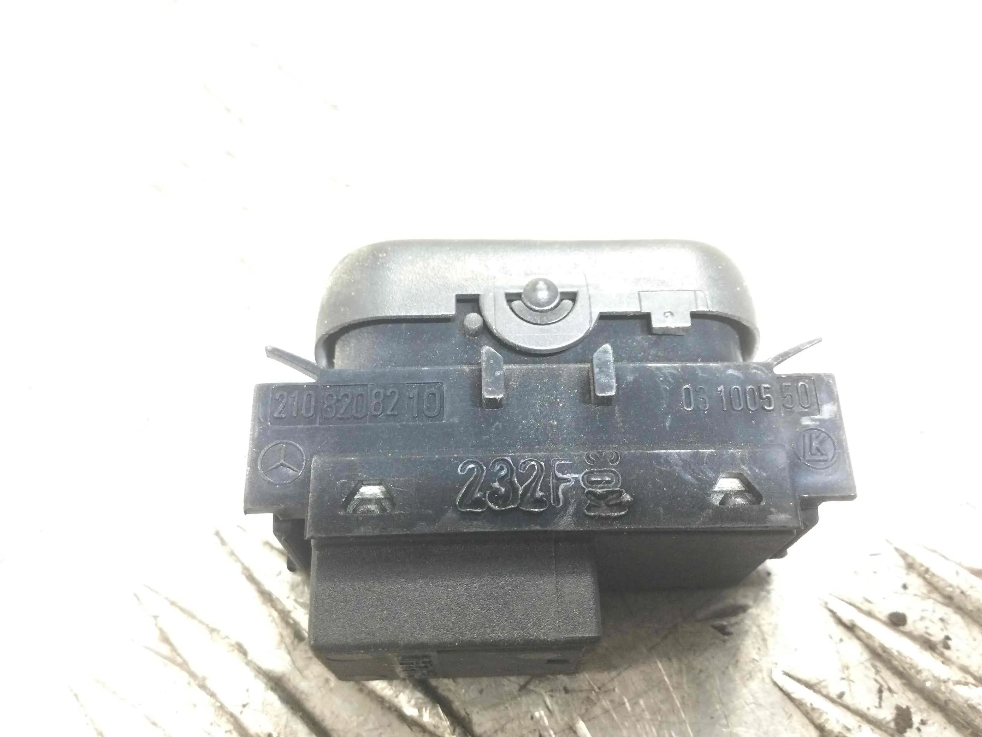 Кнопка стеклоподъемника заднего правого Mercedes E-klasse E-klasse (W210) 1995 - 2003 дизель 2.2 CDI Механика Седан