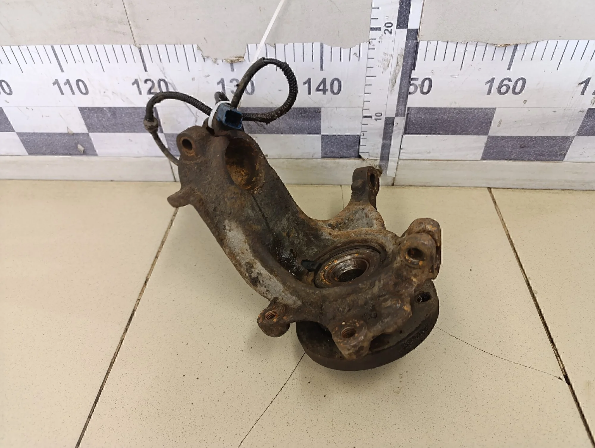 Кулак поворотный передний правый C3 2002-2009