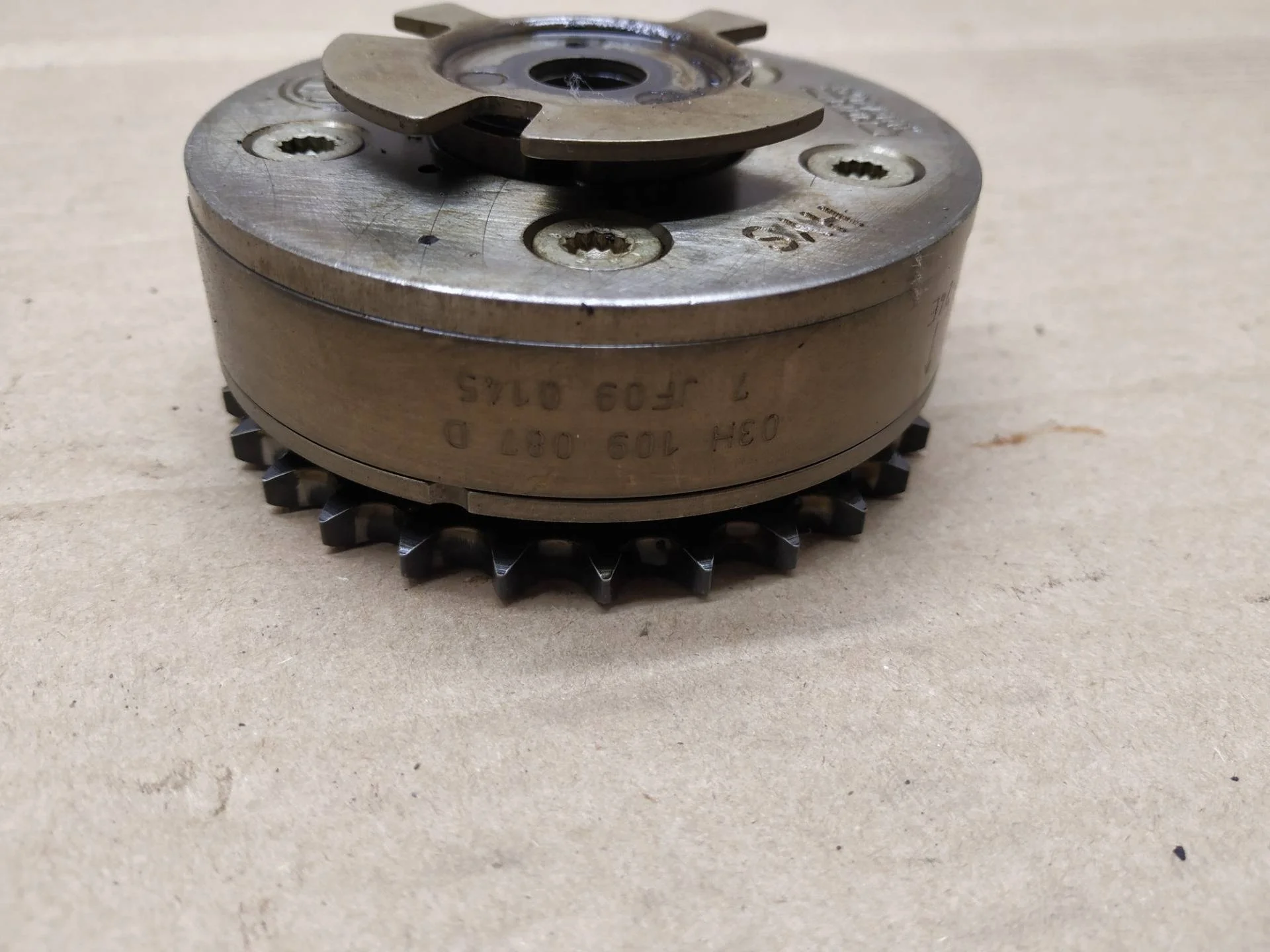 шестерня изменения фаз грм Volkswagen Touareg 2 7P6 2011