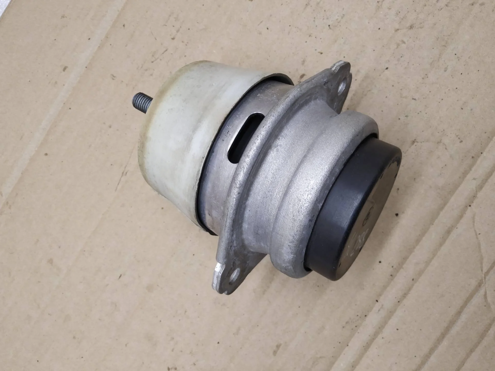 подушка крепления двигателя Volkswagen Touareg 2 7P6 2013