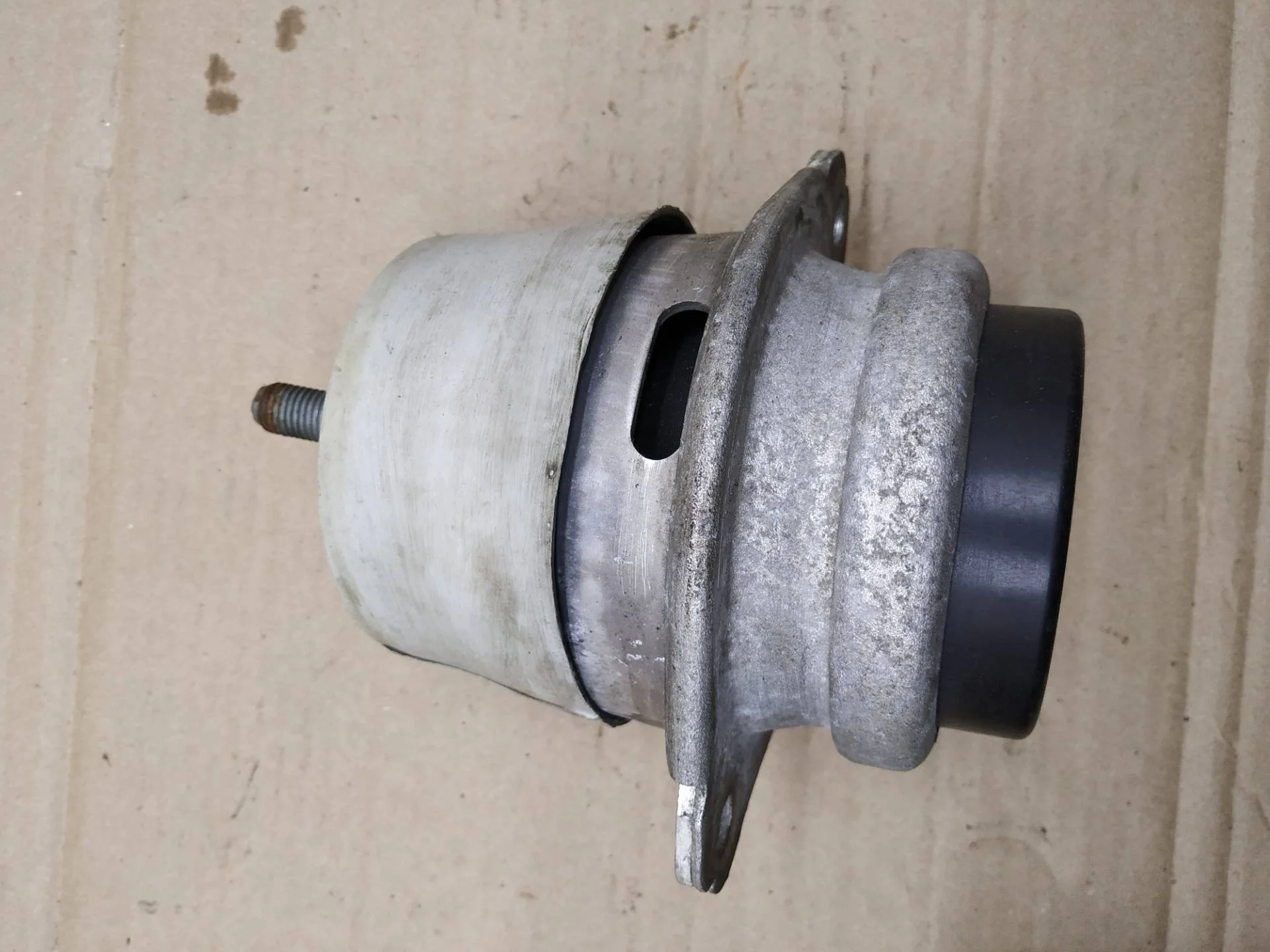 подушка крепления двигателя Volkswagen Touareg 2 7P6 2012