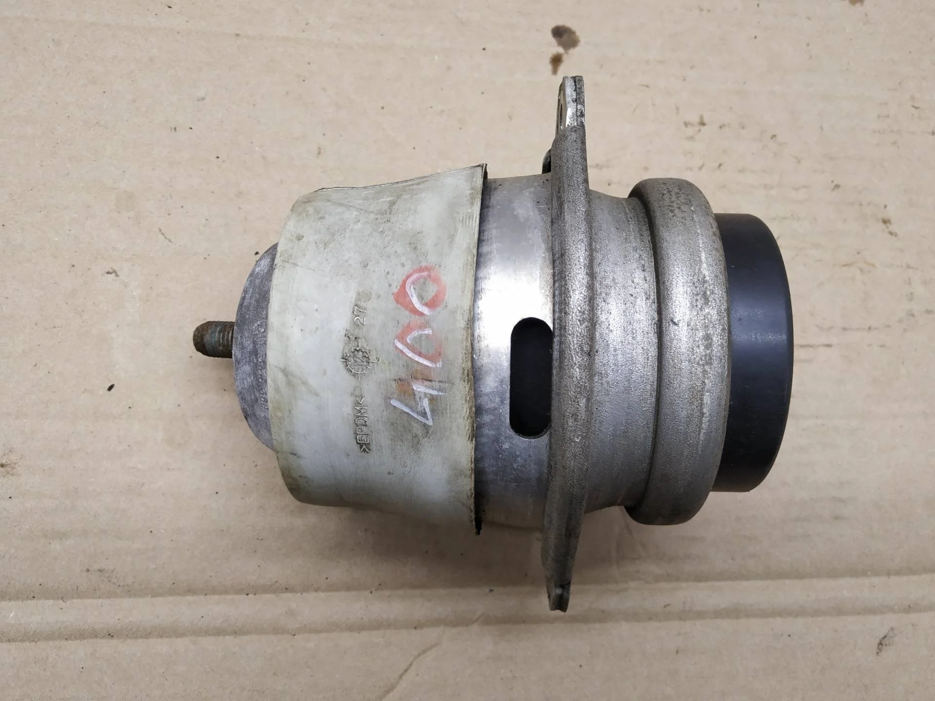 подушка крепления двигателя Volkswagen Touareg 2 7P6 2012