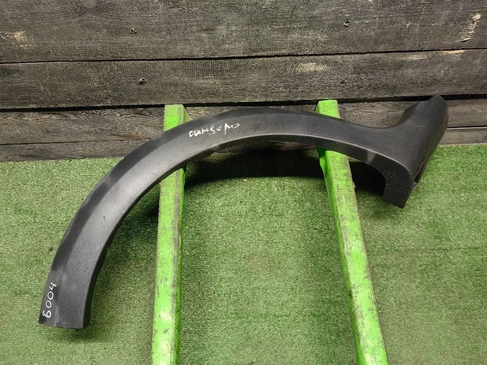 Молдинг заднего крыла правого Renault Sandero I