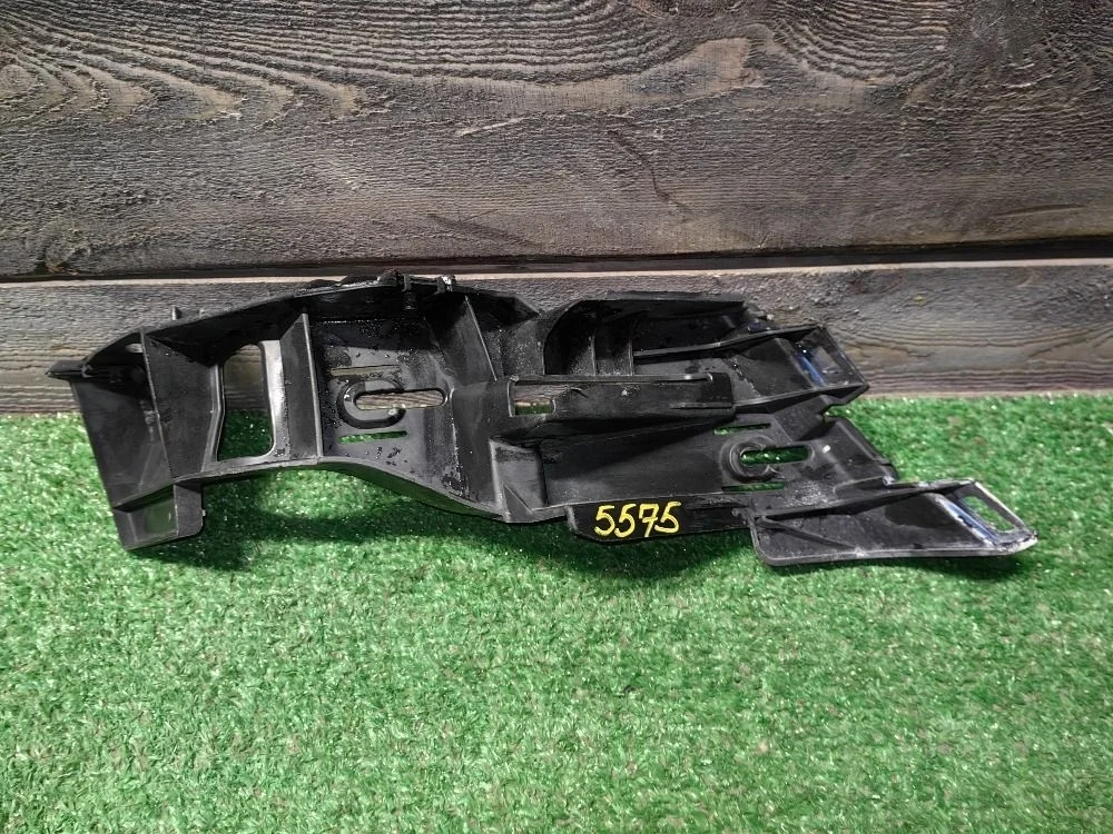 Кронштейн крепления заднего бампера правый VW Golf